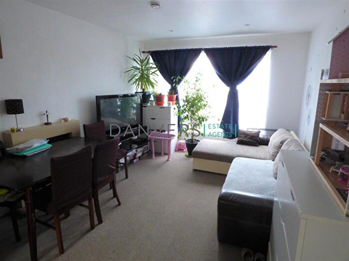 2 Bedroom Apartment To Rent In Dennis Close, Leicester, LE3