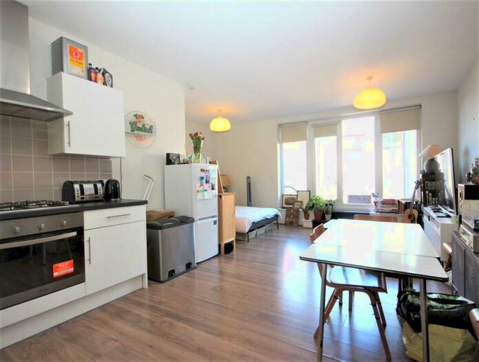 House To Rent In St. James's Street, London, E17