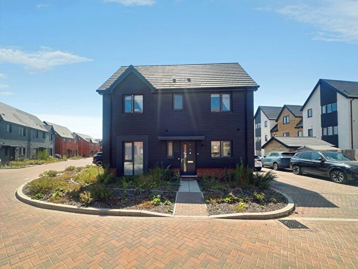 3 Bedroom House To Rent In Hunt Way, Crowthorne, Berkshire, RG45