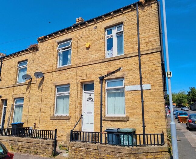 3 Bedroom Terraced House To Rent In Hollings Street, Bradford, BD8