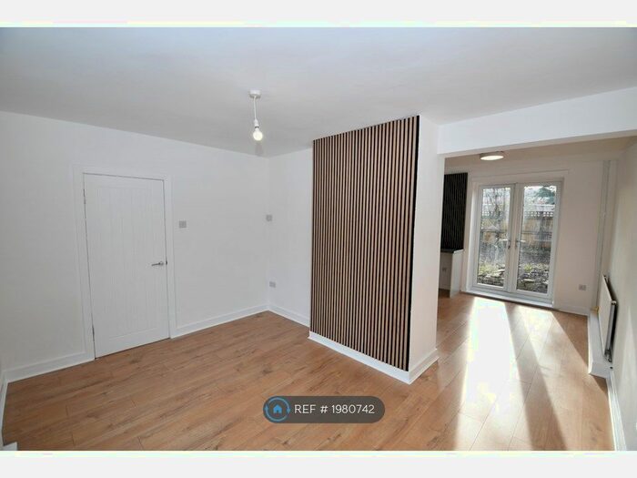 3 Bedroom Terraced House To Rent In Aylesbury Close, Salford, M5