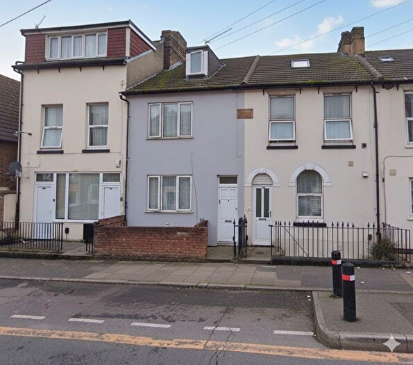 6 Bedroom Town House To Rent In Luton Road, Chatham, ME4