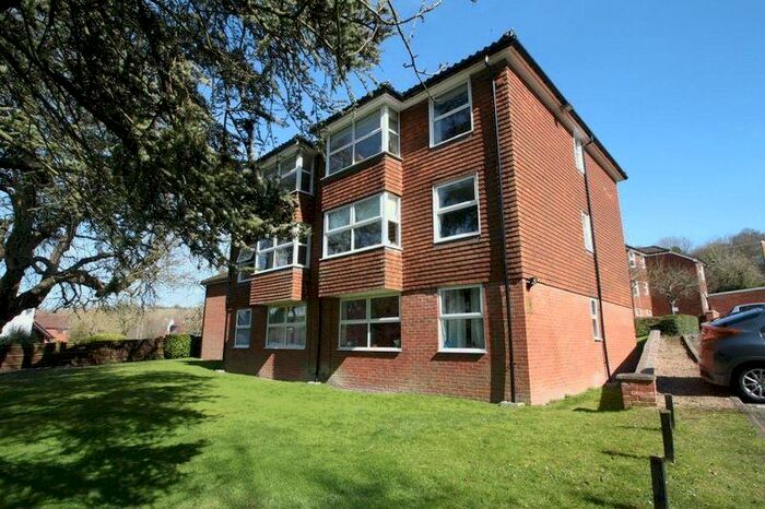 2 Bedroom Flat To Rent In Coningsby Road, High Wycombe, HP13