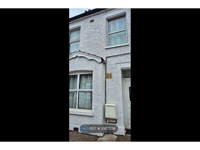 2 Bedroom Flat To Rent In Lea Road, Southall, UB2