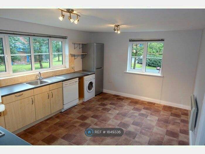 2 Bedroom Flat To Rent In Mountbatten Close, Ashton-On-Ribble, Preston, PR2