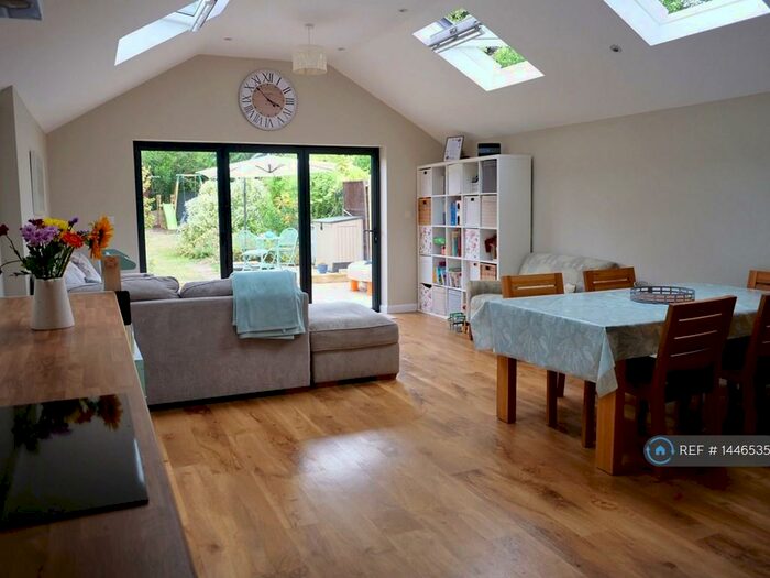 3 Bedroom Semi-Detached House To Rent In Borough Road, Dunstable, LU5