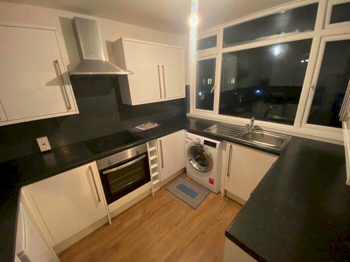 3 Bedroom Flat To Rent In Woking, GU22