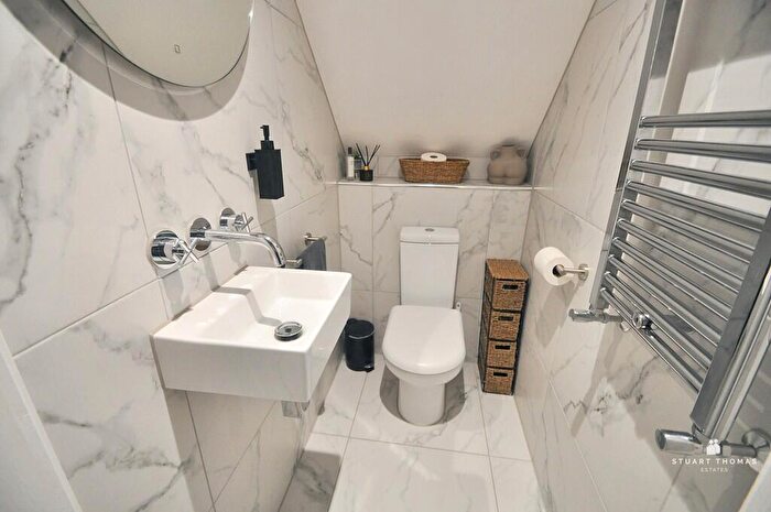 5 Bedroom Detached House For Sale In High Road, Hockley, SS5