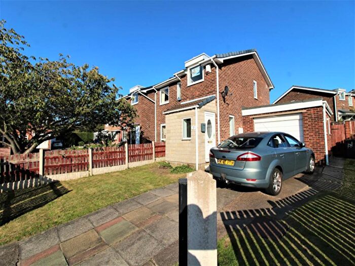 3 Bedroom Semi-Detached House To Rent In Pike Lowe Grove, Mapplewell, Barnsley, S75