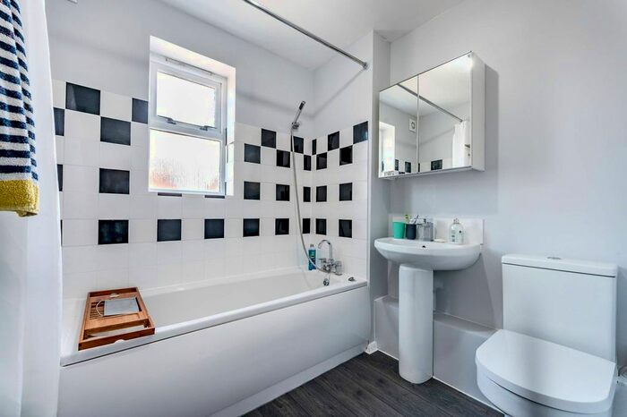 Studio To Rent In Macmillan Way, Tooting Bec, London, SW17