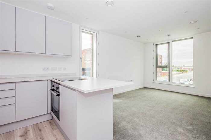 2 Bedroom Flat To Rent In Bedroom Property In Trafford Park, Manchester, M17