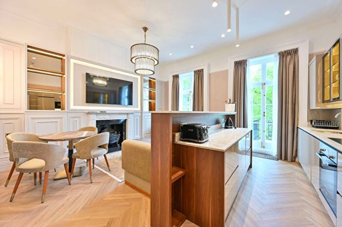 2 Bedroom Flat To Rent In Royal Crescent, Holland Park, London, W11