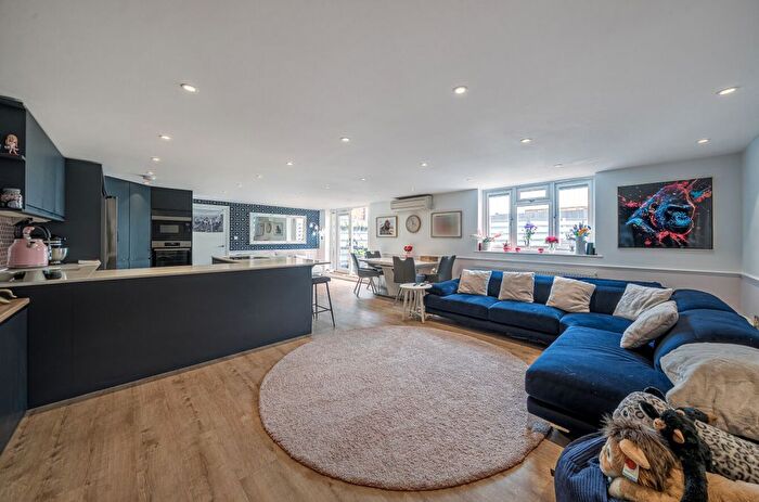 2 Bedroom Link Detached House For Sale In Plantagenet Road, New Barnet, EN5
