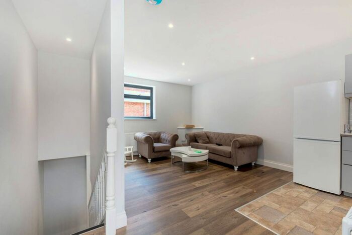 2 Bedroom Flat To Rent In Mitcham Lane, Streatham, London, SW16