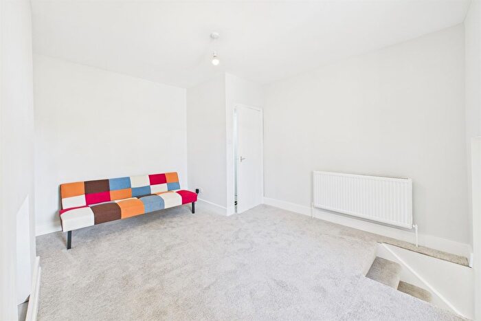 2 Bedroom Flat For Sale In Denmark Road, London, SE5