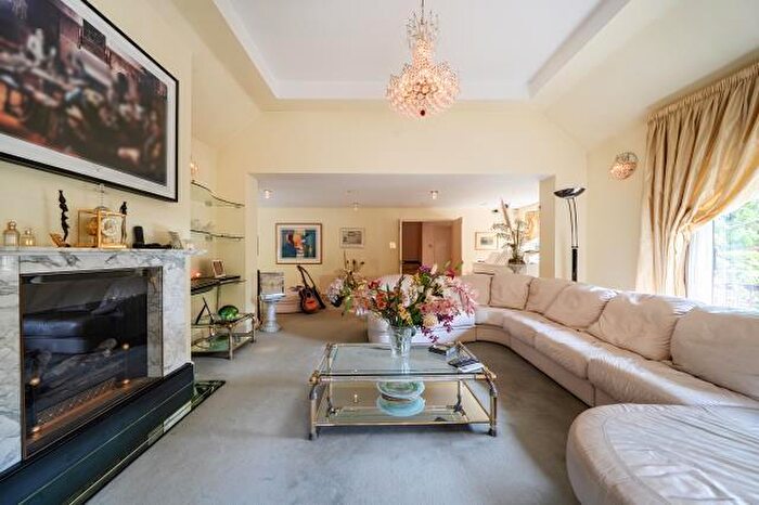 5 Bedroom Semi-Detached House For Sale In Broadlands Road, London, N6
