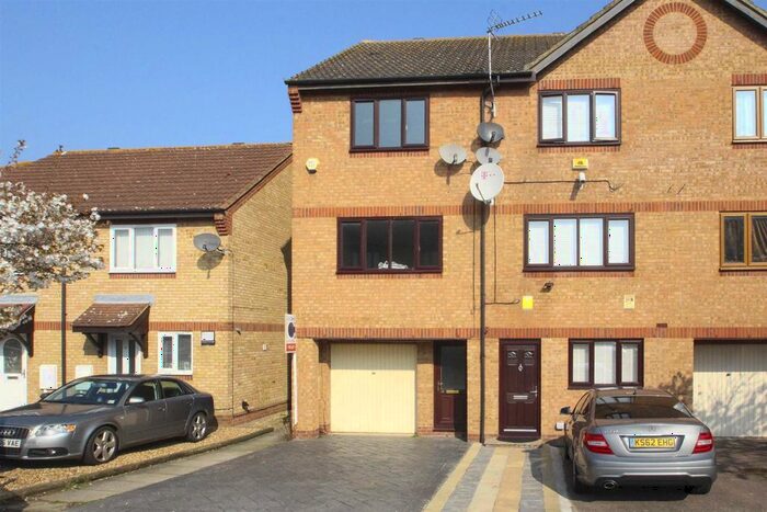 3 Bedroom Town House To Rent In Chetwode Avenue, Monkston, Milton Keynes, MK10