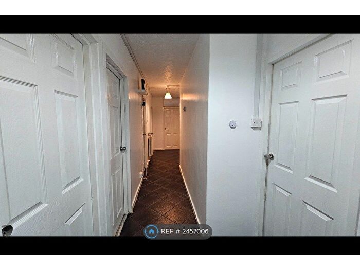 5 Bedroom Flat To Rent In Strafford House, London, SE8