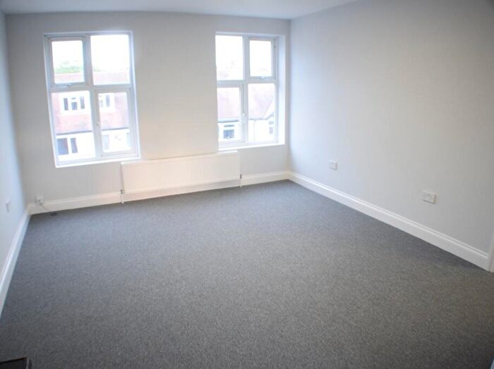 2 Bedroom Flat To Rent In High Road, Loughton, Essex, IG10