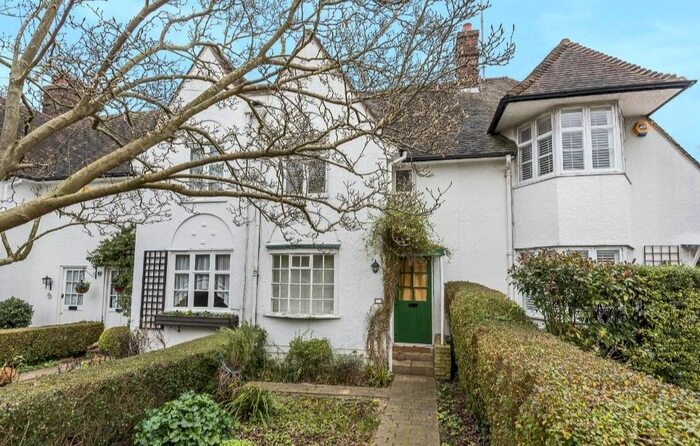 2 Bedroom Flat To Rent In Wordsworth Walk, London, NW11