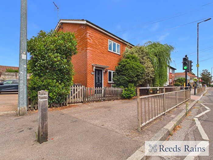 2 Bedroom End Of Terrace House To Rent In Dagenham Road, Dagenham, RM10