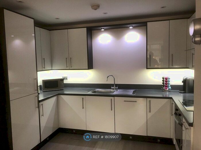 2 Bedroom Flat To Rent In Kestral Court, Maidenhead, SL6