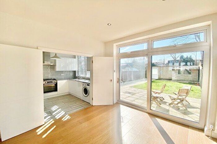 4 Bedroom Property To Rent In Hervey Close, London, N3