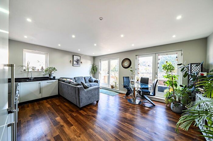 2 Bedroom Flat For Sale In The Cascades, Valley Road, Kenley, CR8