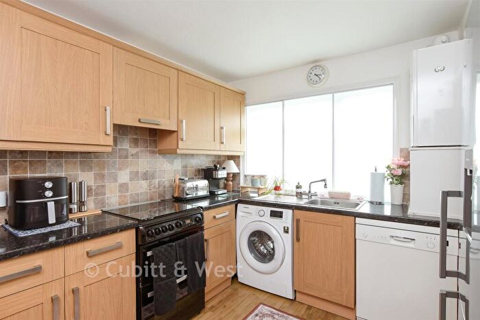 2 Bedroom Ground Maisonette For Sale In Doods Road, Reigate, Surrey, RH2