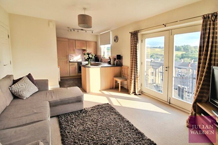 2 Bedroom Flat To Rent In Station Street, Glossop, Derbyshire, SK13