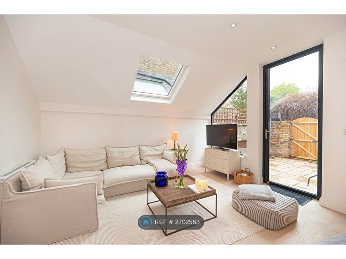 2 Bedroom Maisonette To Rent In Wandsworth Bridge Road, London, SW6