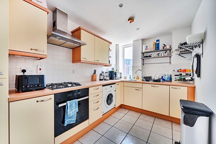2 Bedroom Flat For Sale In Barrier Point Road, London, E16