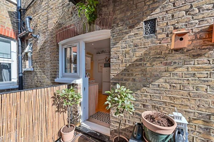 2 Bedroom Flat For Sale In Bavent Road, Camberwell, London, SE5