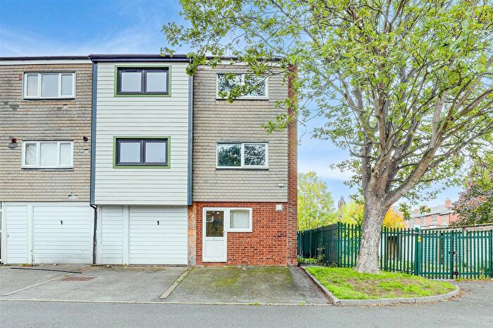3 Bedroom End Terrace House For Sale In Lismore Close, Nottingham, NG7