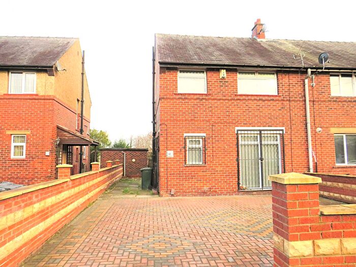 3 Bedroom Semi-Detached House To Rent In The Crescent, Dewsbury, WF13