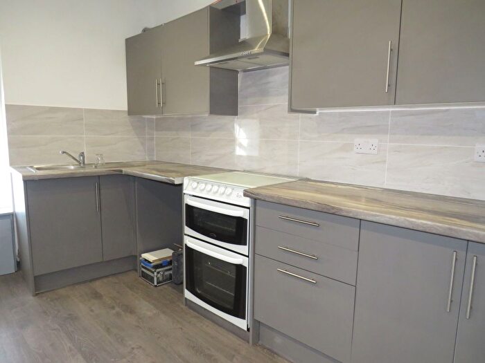 3 Bedroom Flat To Rent In Lister Lane, Halifax, HX1