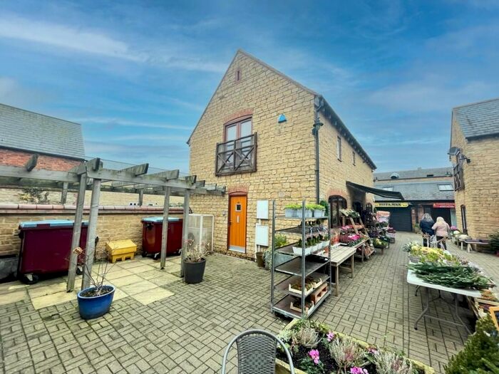 2 Bedroom Maisonette To Rent In Fountain Court, Olney, MK46