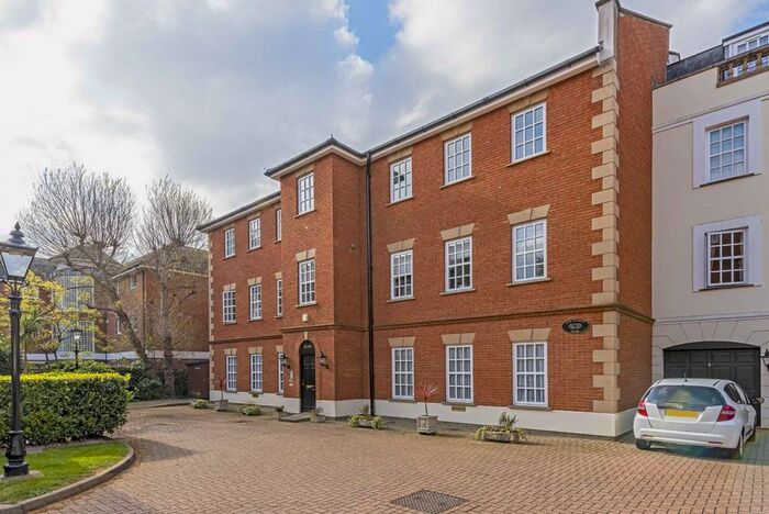 2 Bedroom Flat To Rent In Queens Reach, East Molesey, KT8