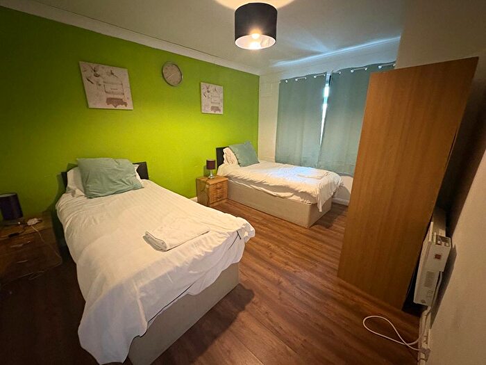 3 Bedroom Flat To Rent In Armytage Road, Hounslow, TW5