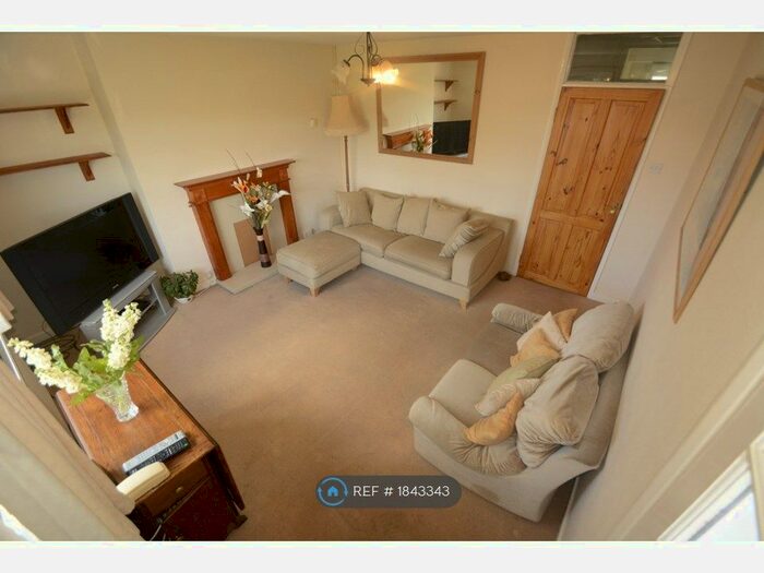 3 Bedroom Flat To Rent In Stuart Road, Richmond, TW10