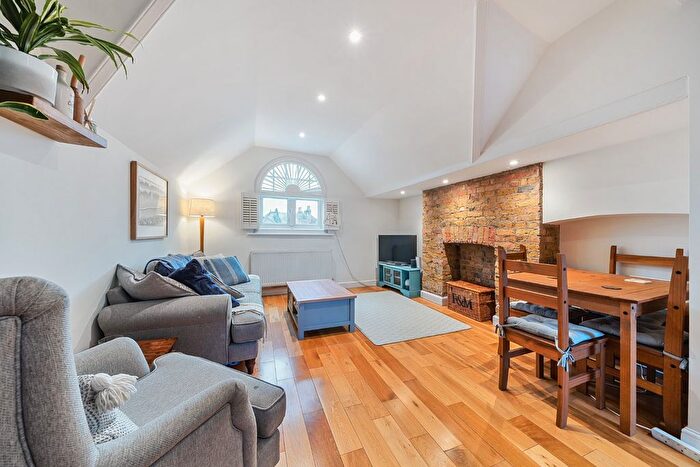 2 Bedroom Flat For Sale In Thurlow Park Road, London, SE21