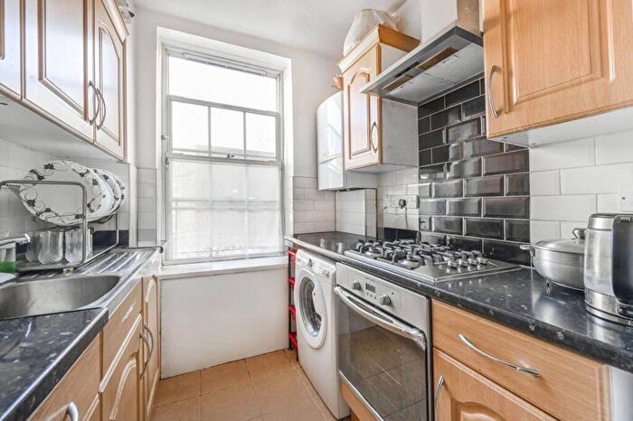 2 Bedroom Flat For Sale In Shadwell Gardens, Shadwell, London, E1
