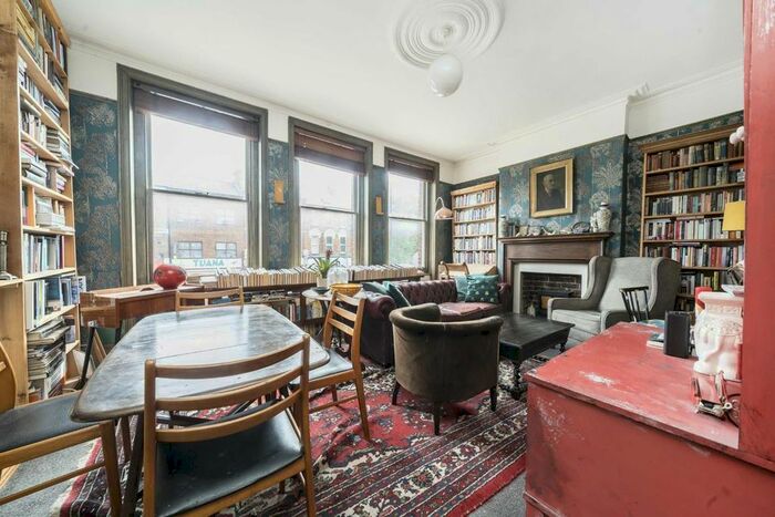 3 Bedroom Flat To Rent In Colney Hatch Lane, London, N10