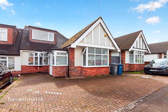 4 Bedroom Semi Detached House For Sale In Milton Avenue, Barnet, EN5