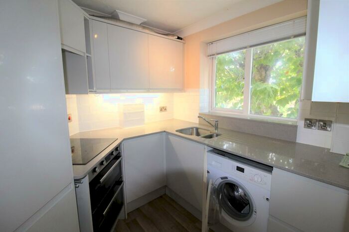 2 Bedroom Flat To Rent In Bargates, Christchurch, BH23
