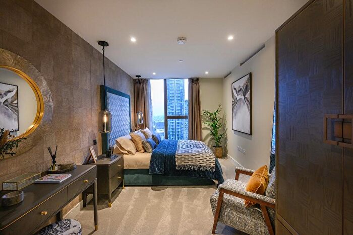 2 Bedroom Apartment For Sale In South Quay Plaza, Canary Wharf, London, E14