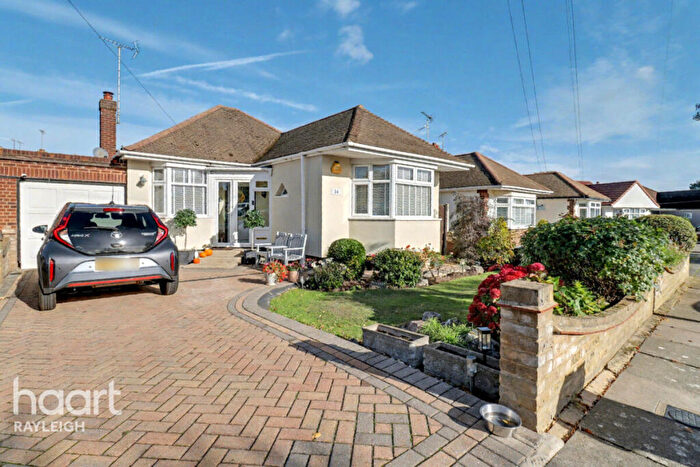 2 Bedroom Detached Bungalow For Sale In The Ryde, Leigh-on-Sea, SS9