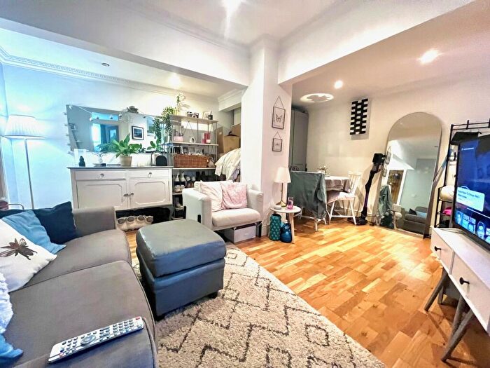 1 Bedroom Flat To Rent In Firtree Lodge, Court Road, SO15