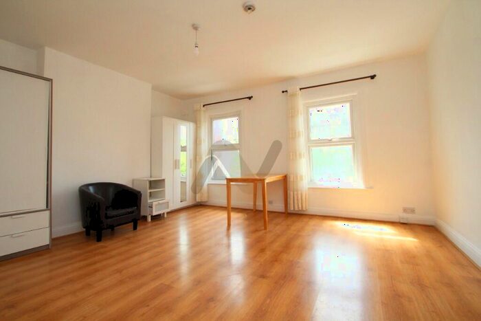 Studio To Rent In Holloway Road, London, N7