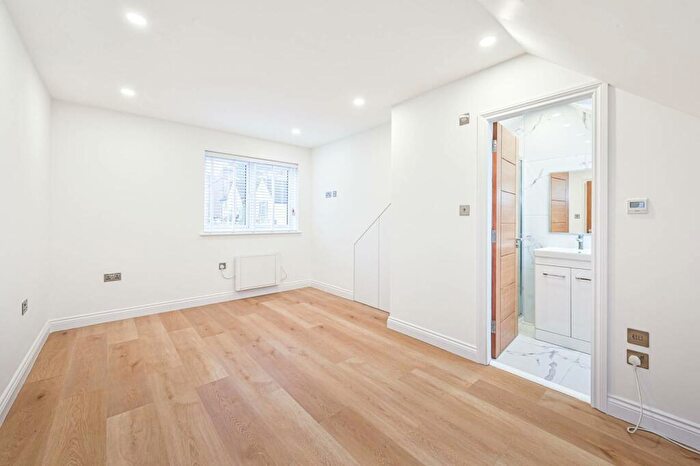 3 Bedroom Flat To Rent In Warwick Road, High Barnet, Barnet, EN5